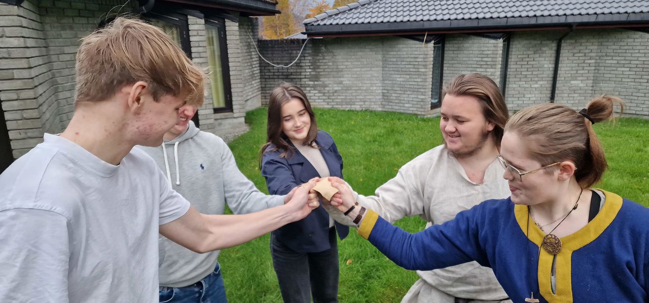 Elever ute i leik