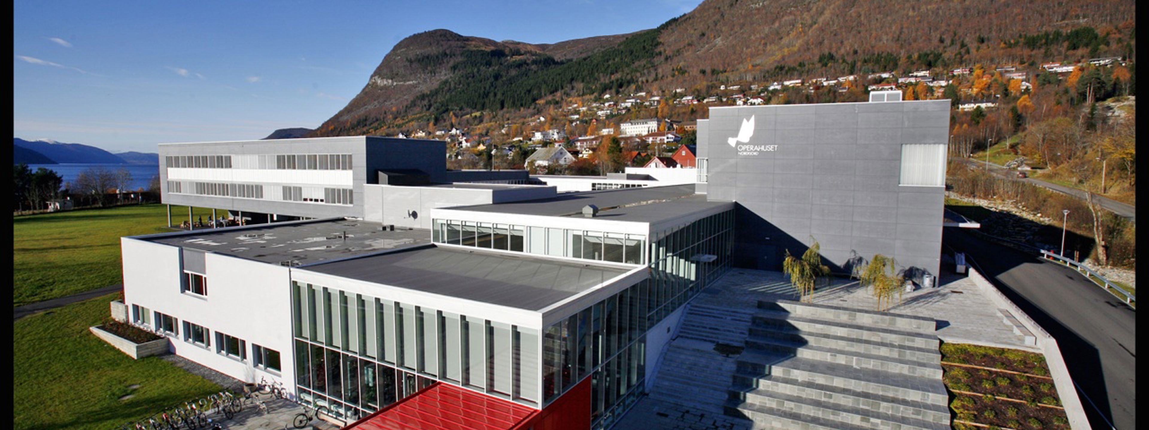 Bilete av Eid vgs og Operahuset Nordfjord