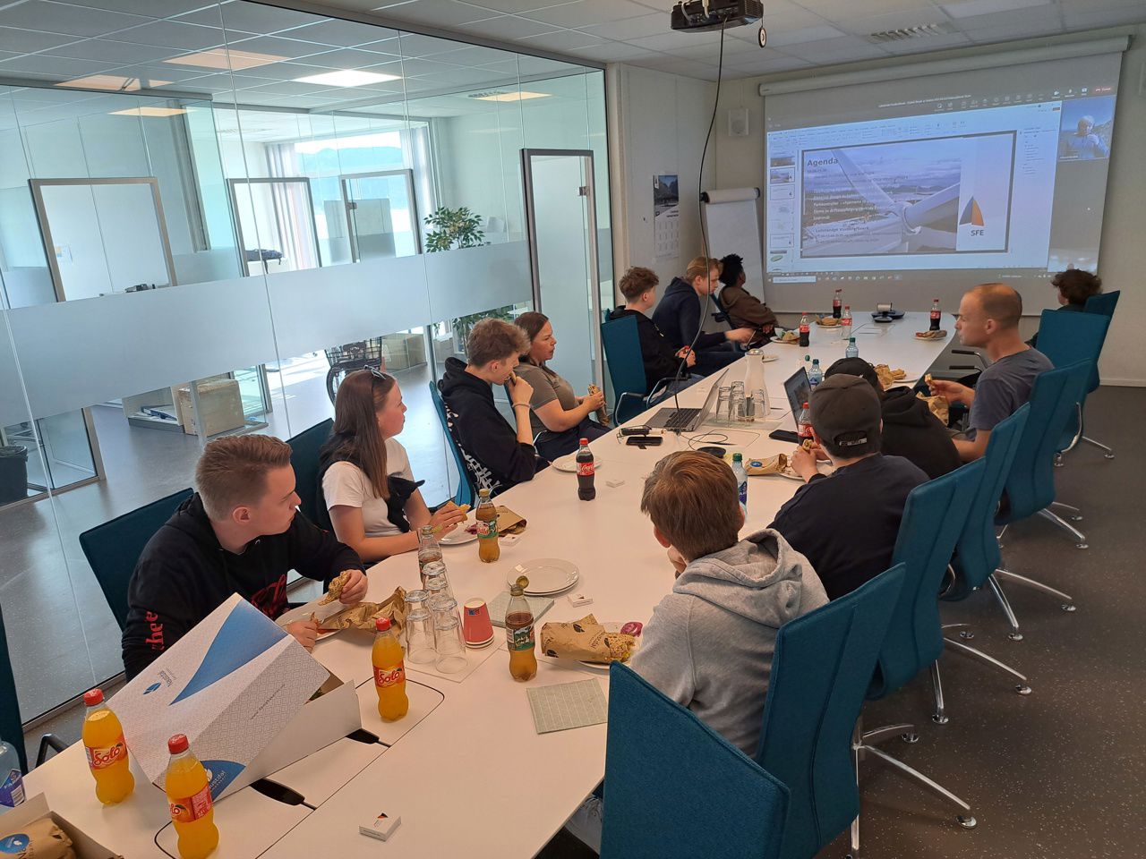 Elevar sit rundt eit bord.