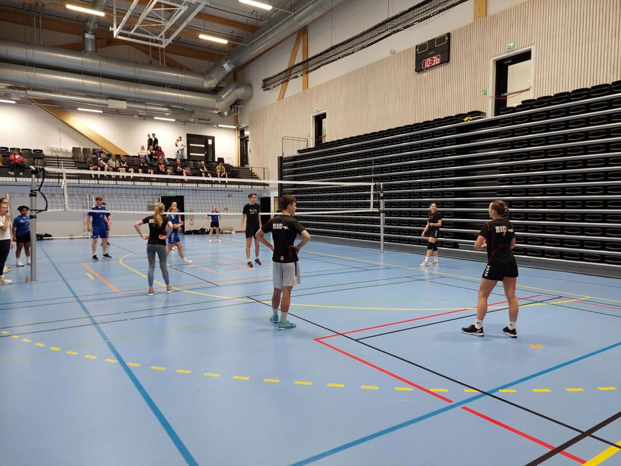 Elevar spelar volleyball.