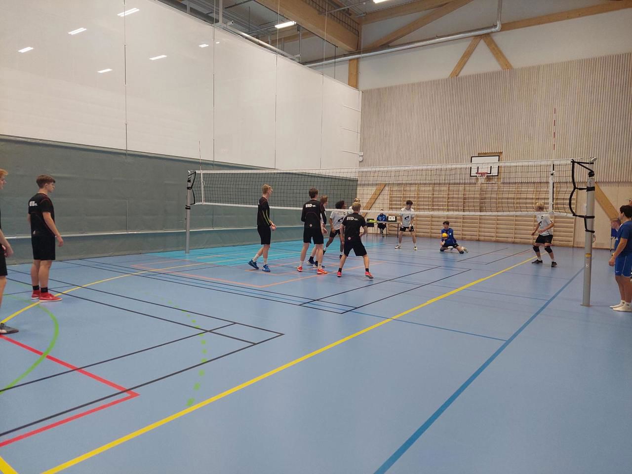 Elevar spelar volleyball inne.