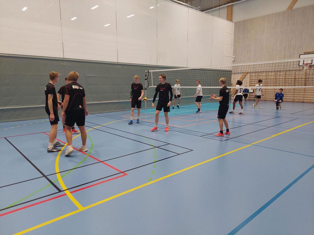Elevar spelar volleyball inne.