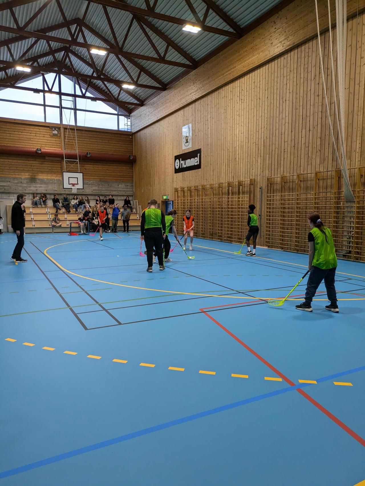 Elever speler innebandy