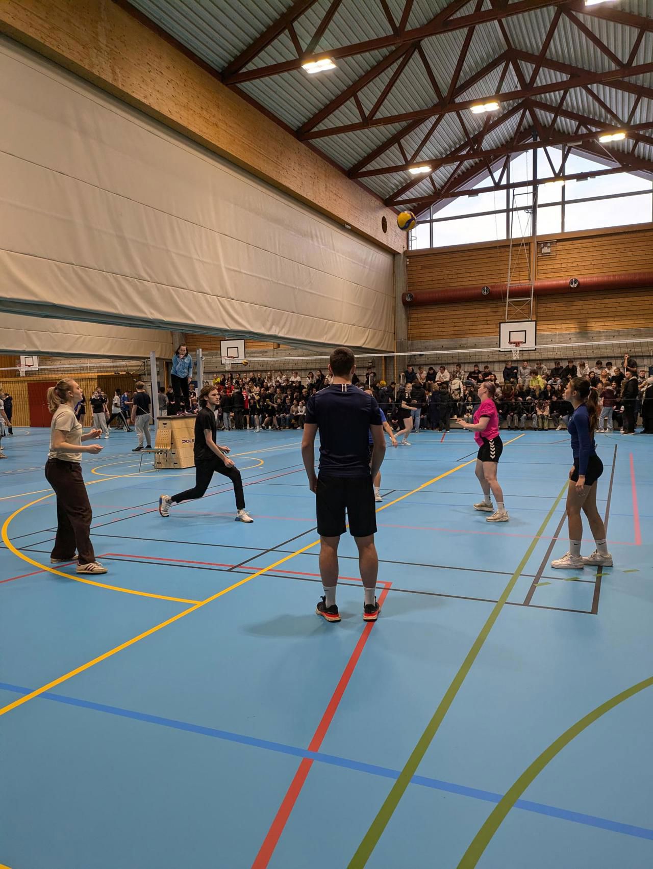 Elever på vollyballkamp