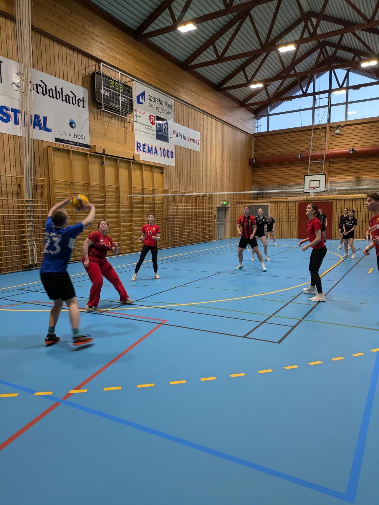 Elever i full sving på vollyballbana