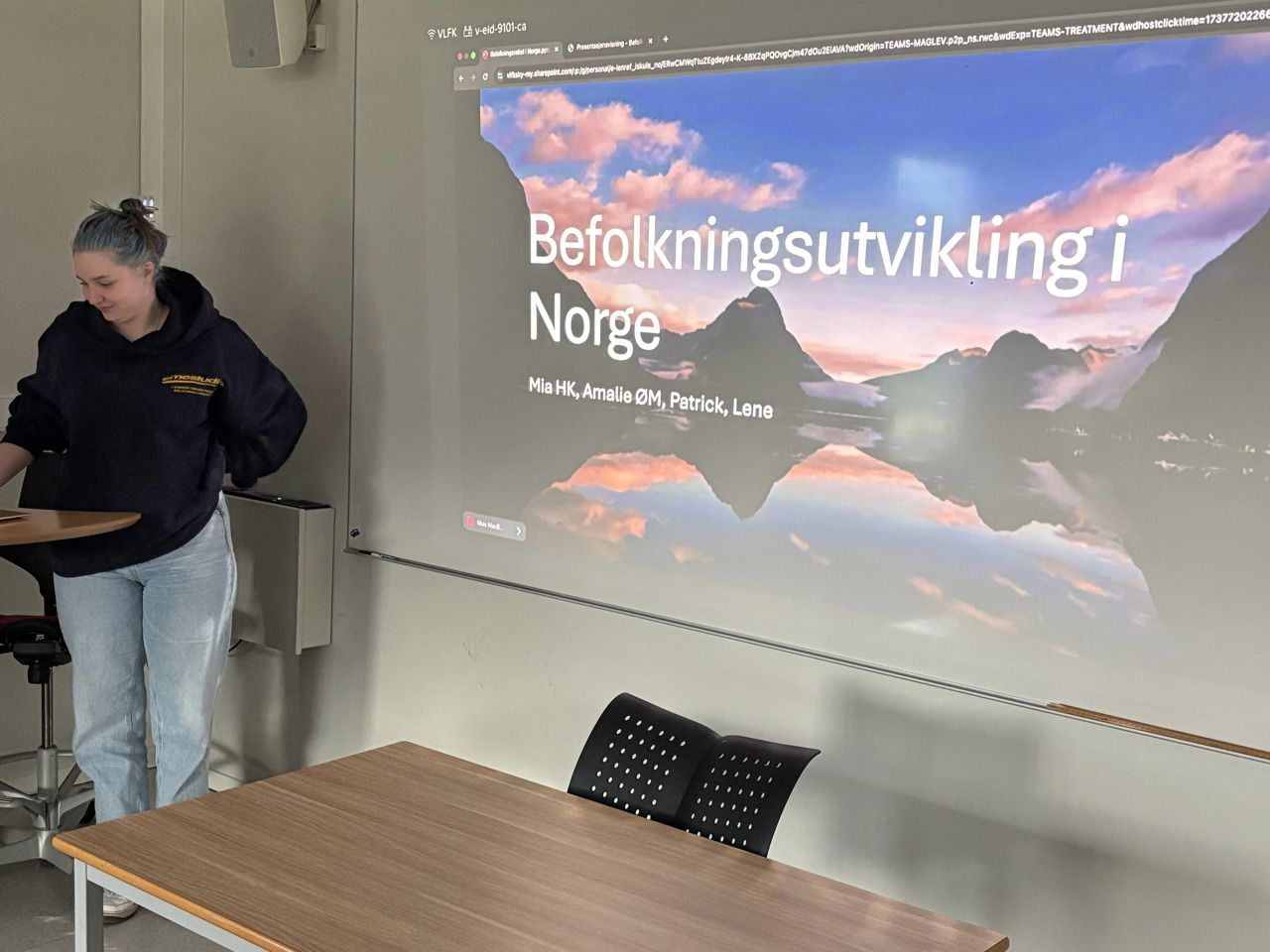 Elever som presenterer befolkningsutvikling i Noreg