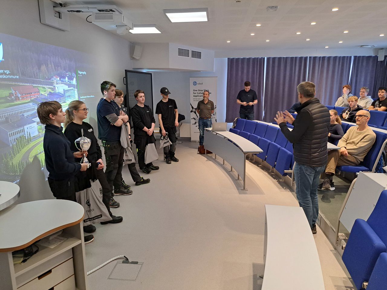 Elevar står framfor eit lerret - premieutdeling