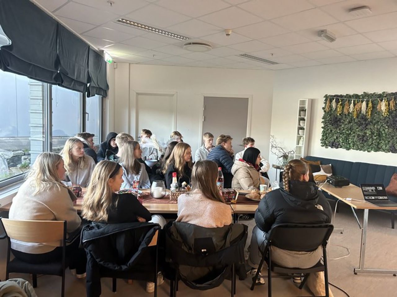 Bilete frå førelesning og bevertning.