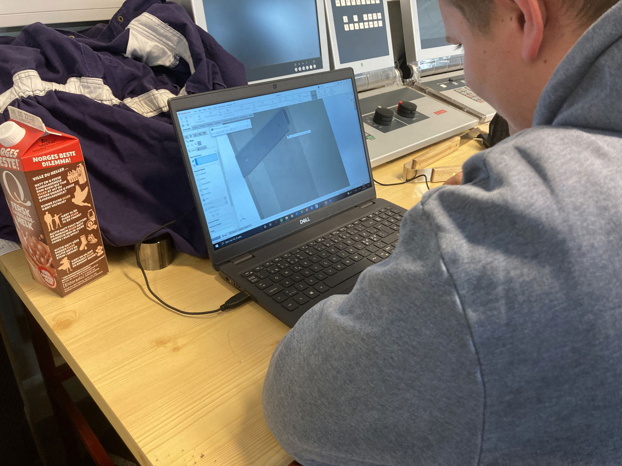 Elev teiknar i 3D program på data.