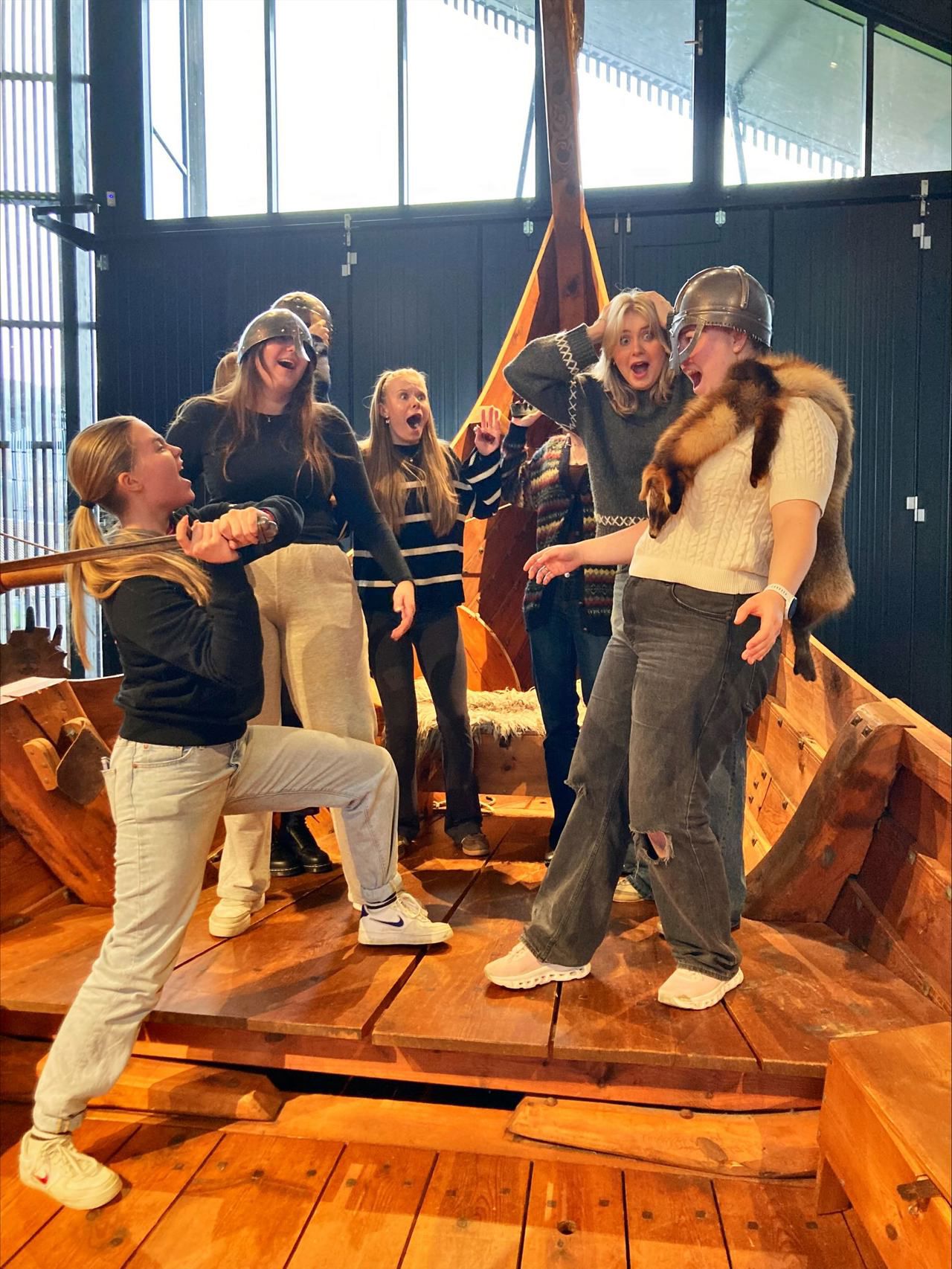 Jenter som kler seg ut som vikingar