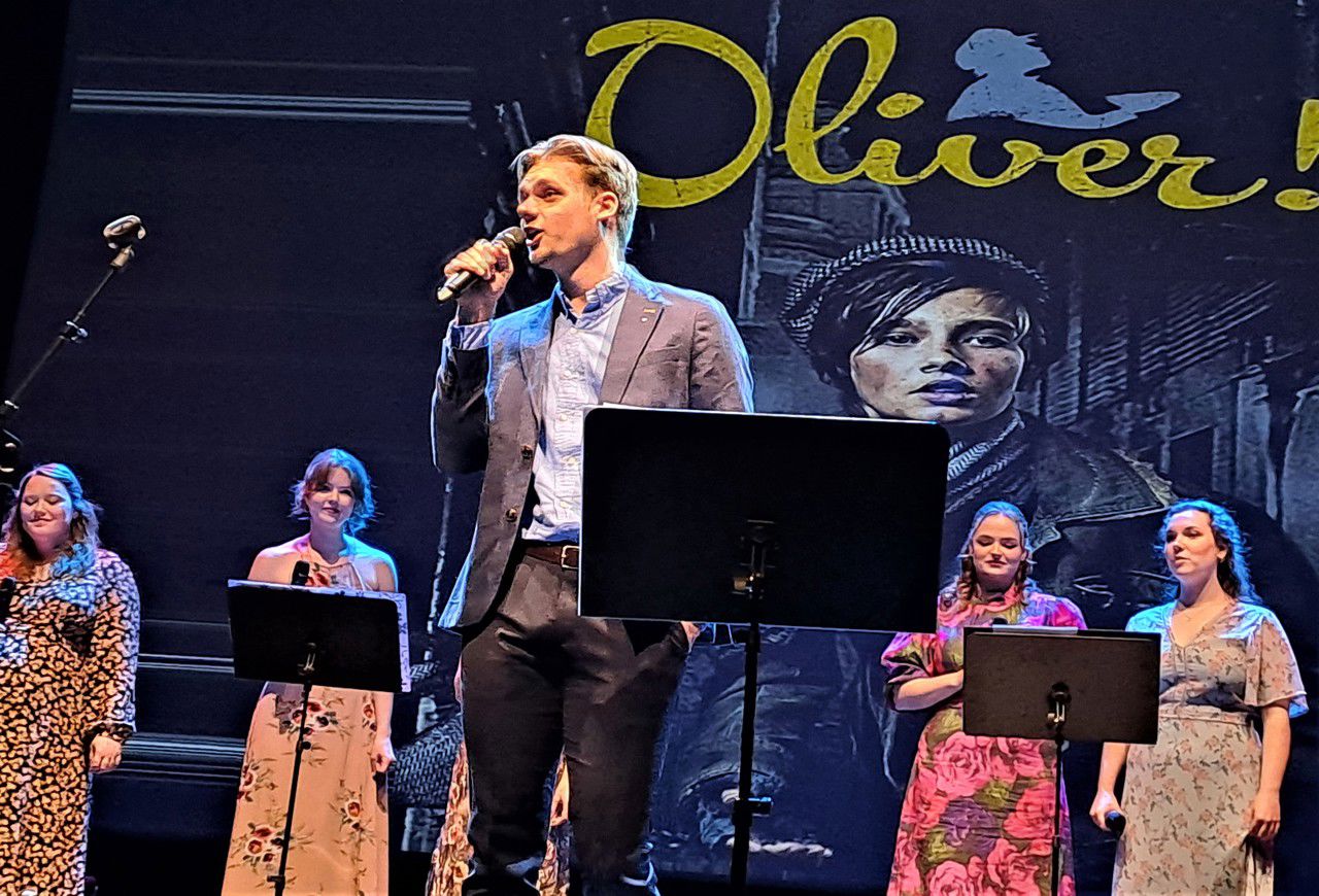 Håkon Bøen med ensemble sette stemning i publikum med innslaget frå musikalen Oliver.