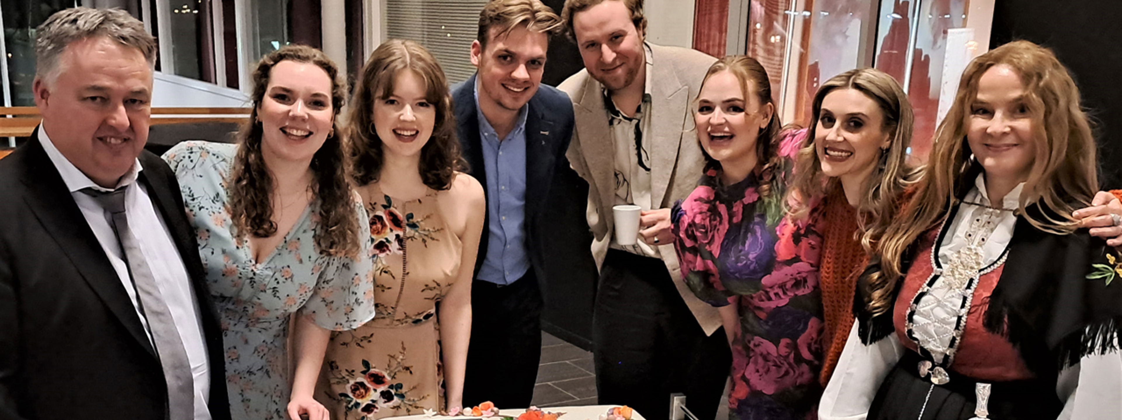 T.v. Rektor Alf Reidar Myrstad med tidlegare elevar frå Eid vgs som underheldt på jubileumskonserten Martha Pavelich, Eline J. Lillestøl,  Håkon Bøen, Aleksander Raftevold, Sunniva Honningsvåg og Ingrid Tykhelle Kayser. Til høgre lærar Gislaug Heinum som leia programmet på jubileumskonserten