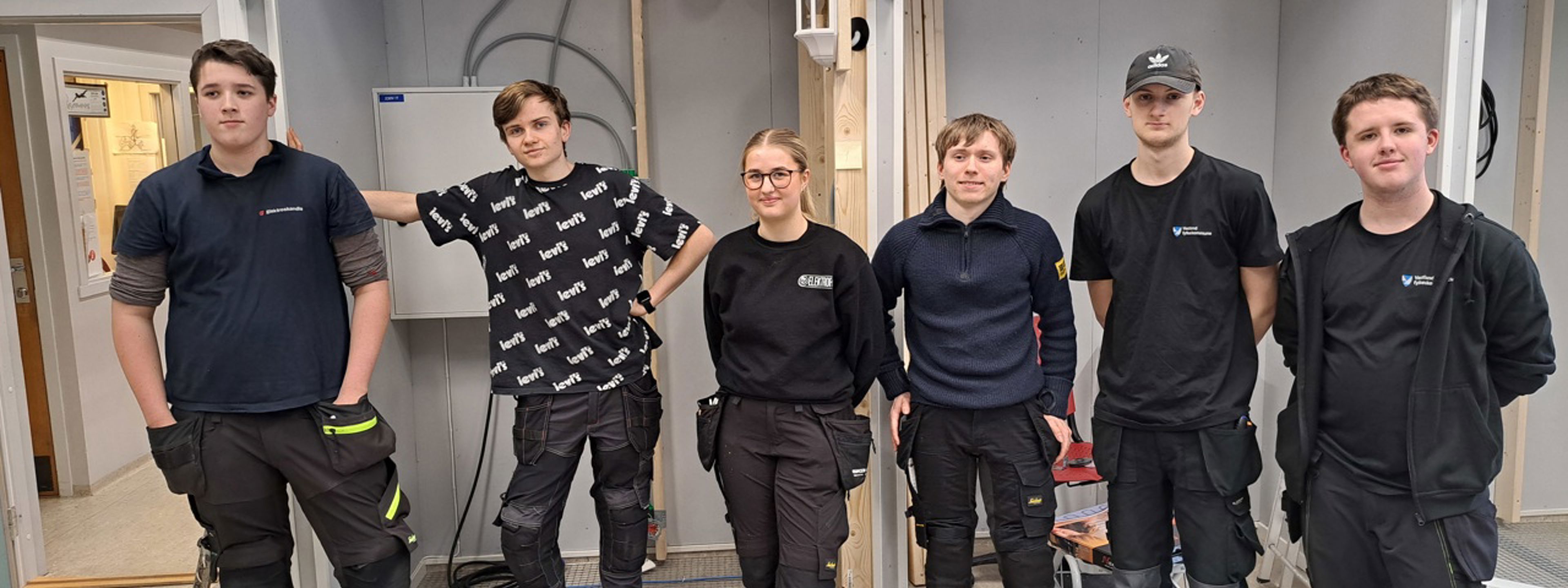 6 elevar står oppstilt.