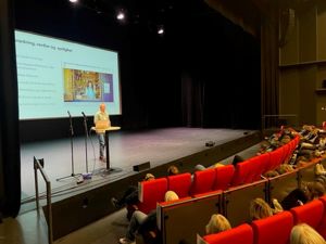 Frå foredrag i plenum i operasalen