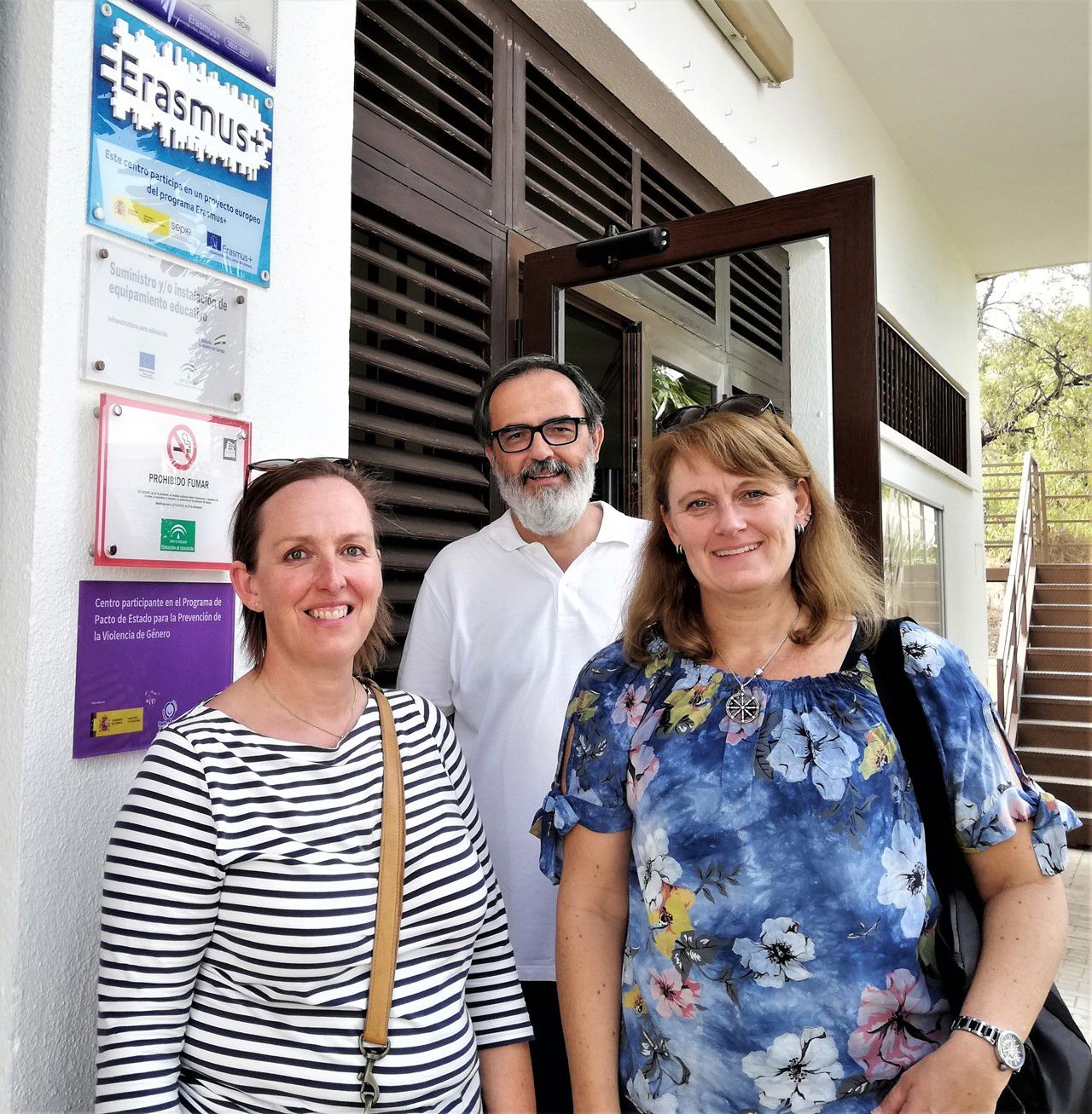 Anita Hunvik t.v. og Birigtte M. Barvåg framfor IPEP Almeria i lag med skulen sin leiar for Erasmus+ Carlos Villoria Prieto (Foto: Anna K. Hellevang).