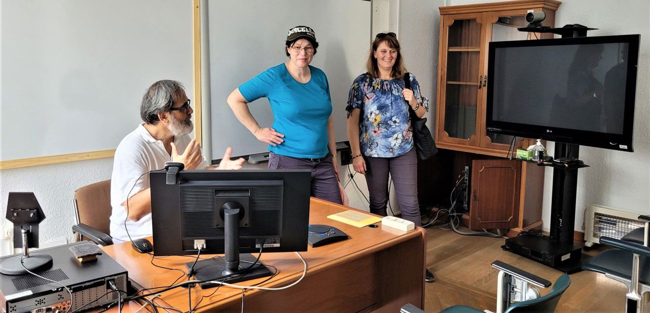 Carlos Villoria Prieto syner Anna K. Hellevang og Birgitte M. Barvåg korleis han har nettundervisning kombinert med klasseromsundervisning på eit av universiteta i Almeria. Elevar på nettundervisning har kontakt med elevane i klasserommet via storskjerm (Foto privat).