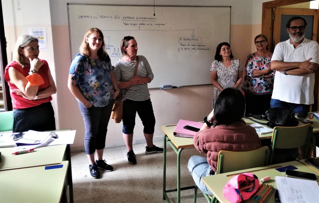 Birgitte M. Barvåg og Anita Hunvik i møte med ei skuleklasse på IPEP Almeria. (Foto: Anna K. Hellevang). 