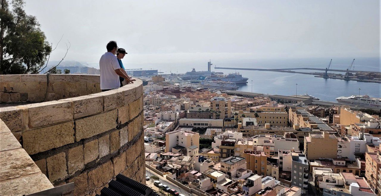 Guide Carlos Villoria Prieto og Anna K. Hellevang har fin utsikt over Almeria frå bymuren (Foto: Anita Hunvik).